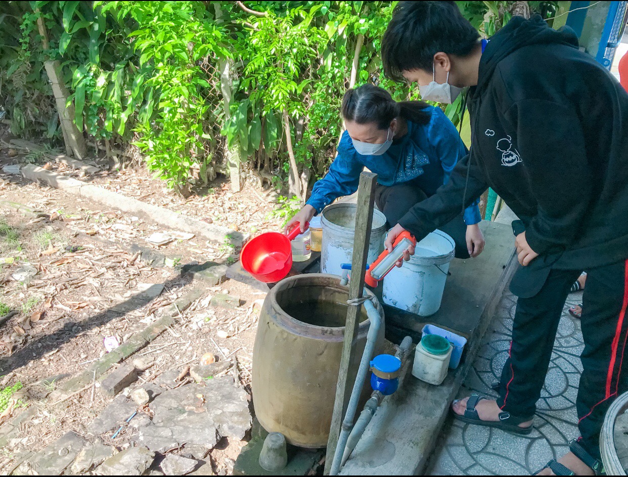 Kiểm tra dụng cụ chứa nước của người dân