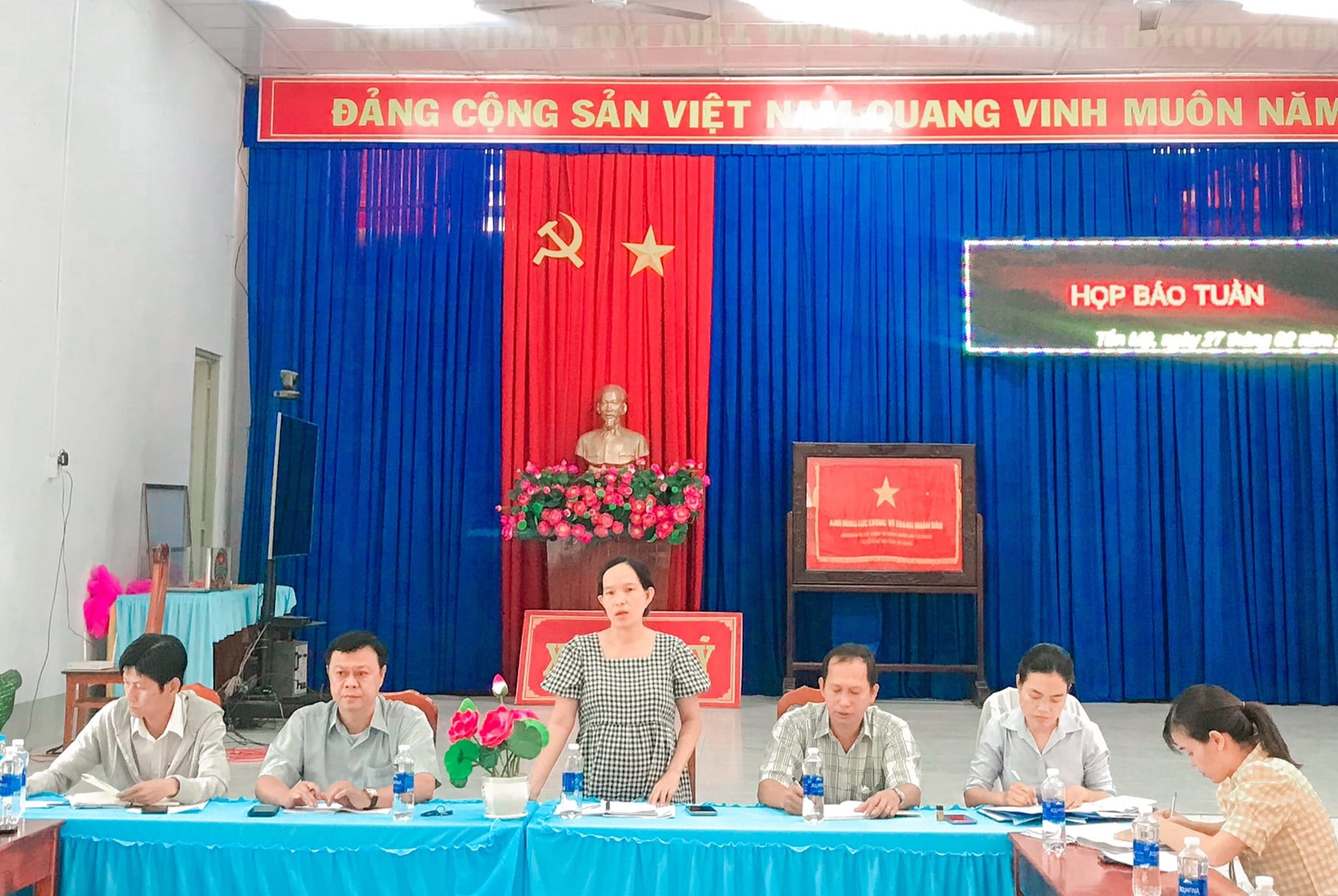 Họp báo Tuần