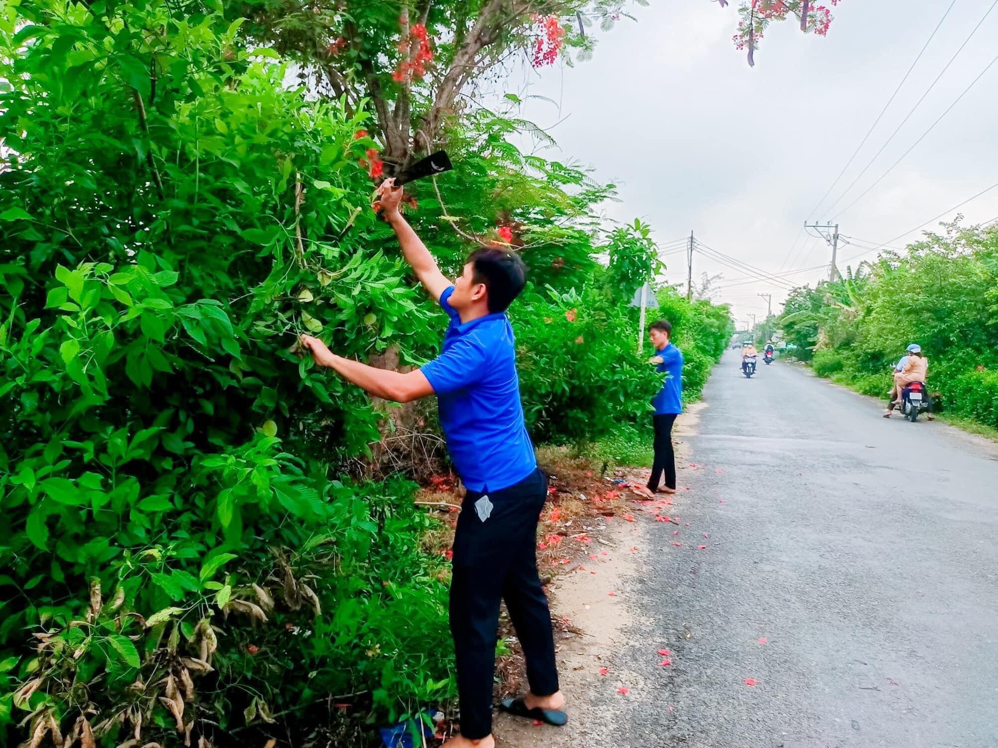 Thanh niên Tấn Mỹ ra quân giải toả hành lang lộ giới