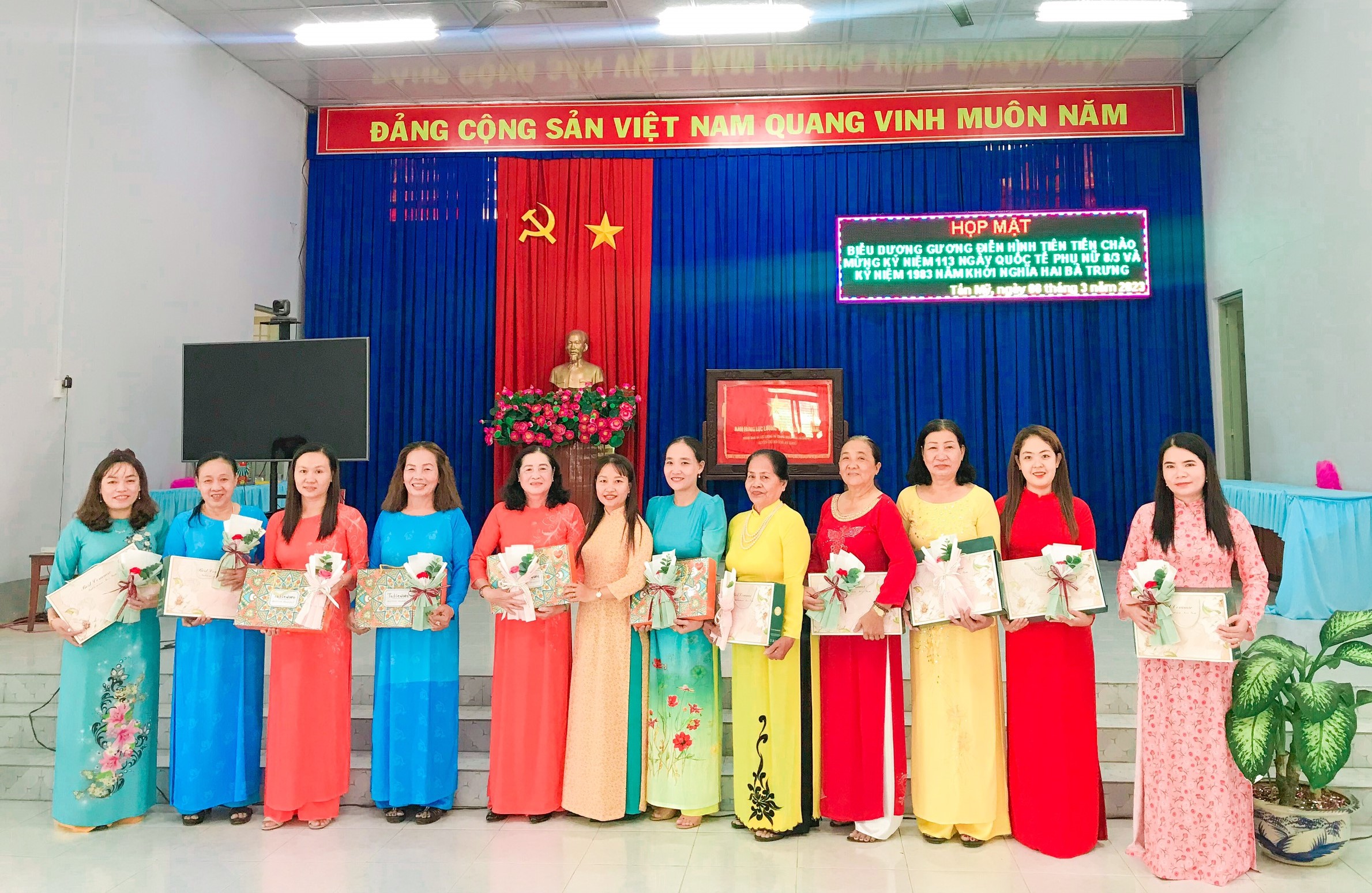 Phụ nữ xã