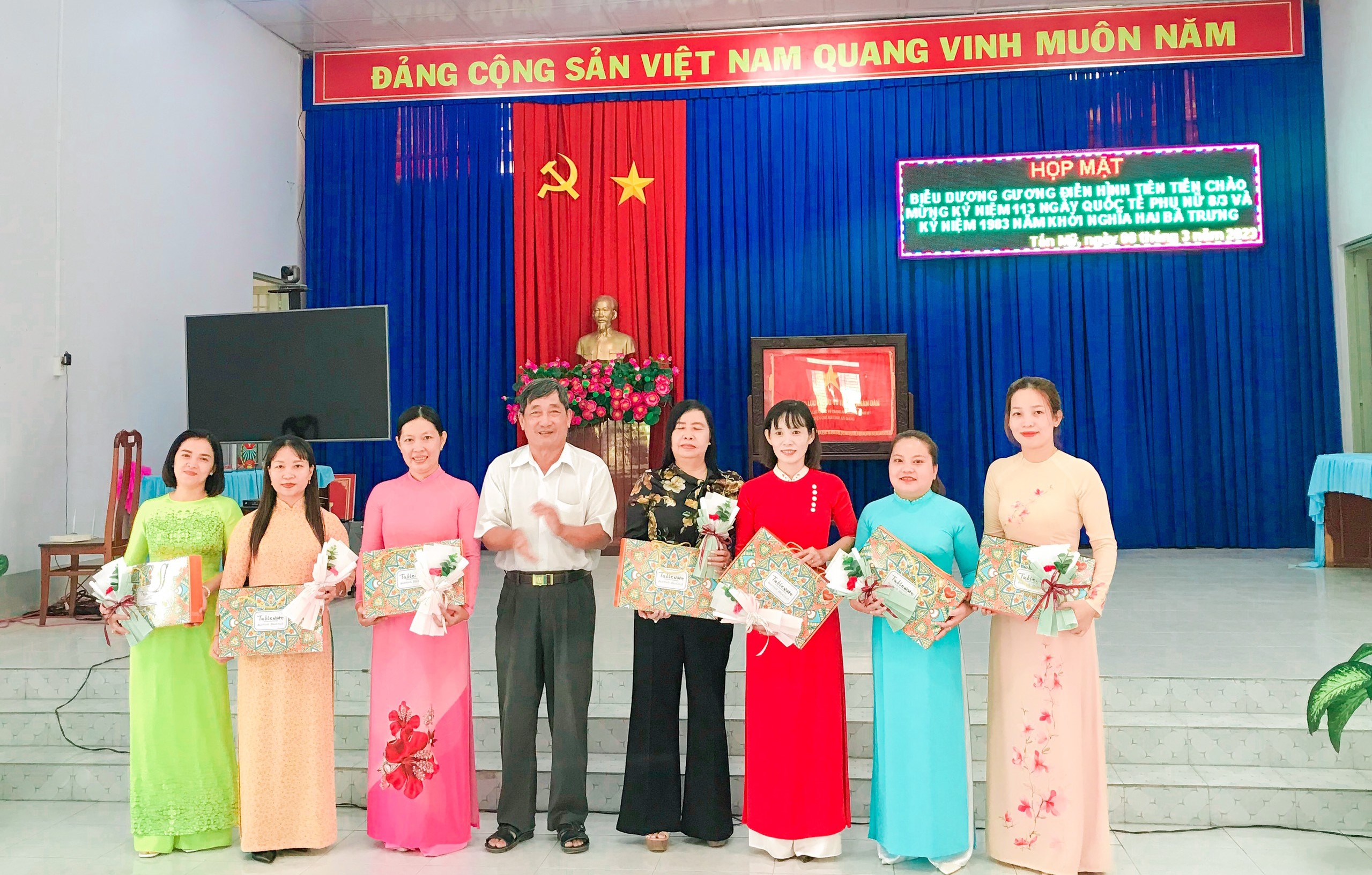 Phụ nữ xã