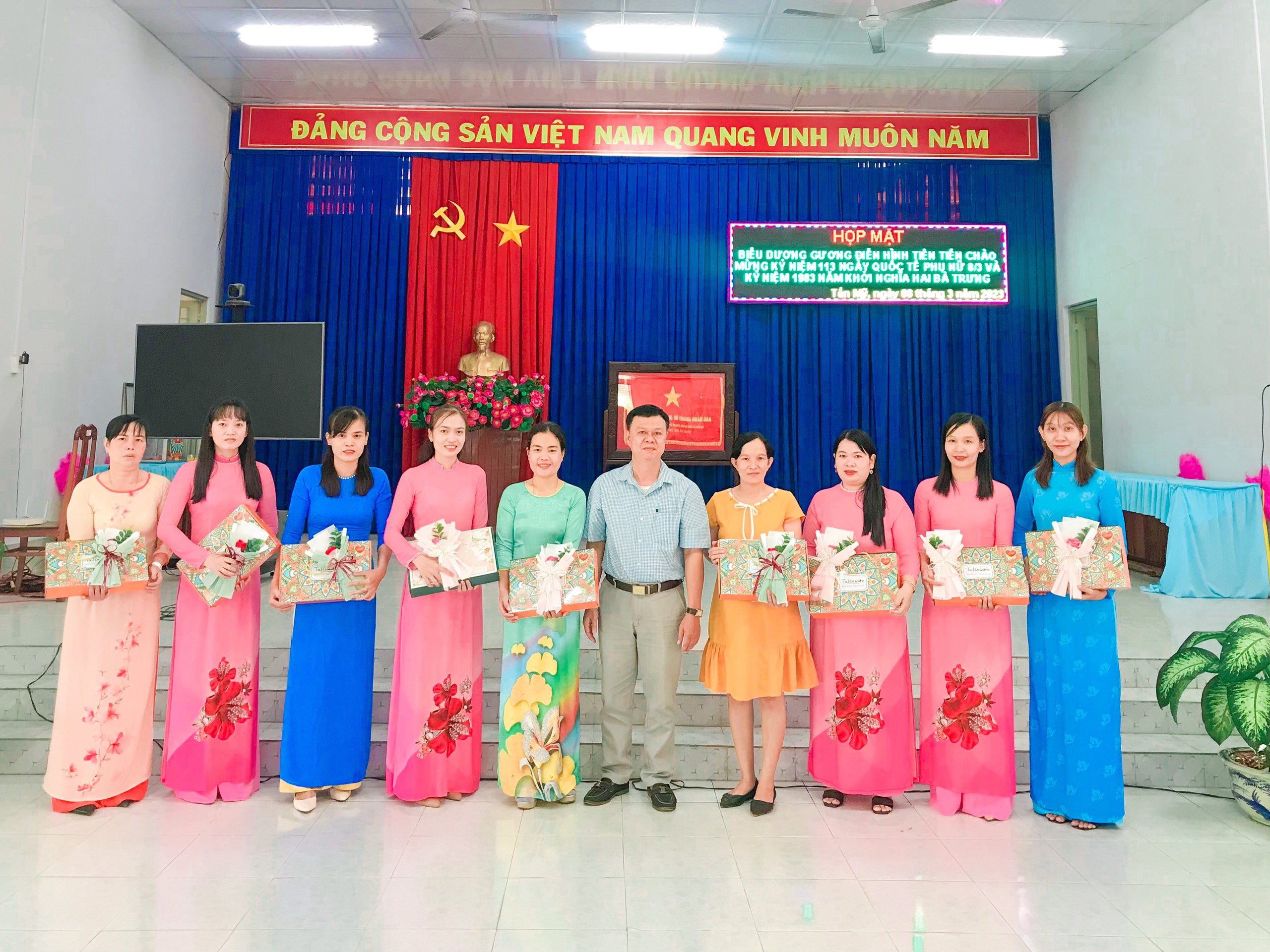 Phụ nữ xã