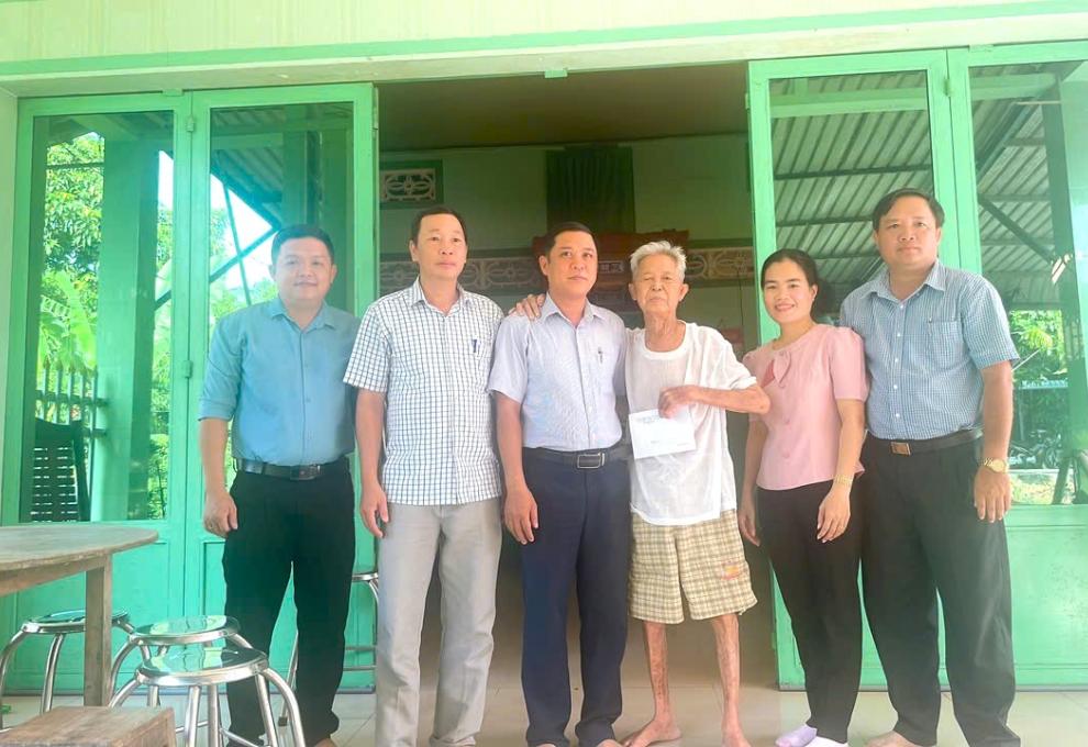 Lãnh đạo UBND xã Tấn Mỹ thăm hỏi các gia đình chính sách 