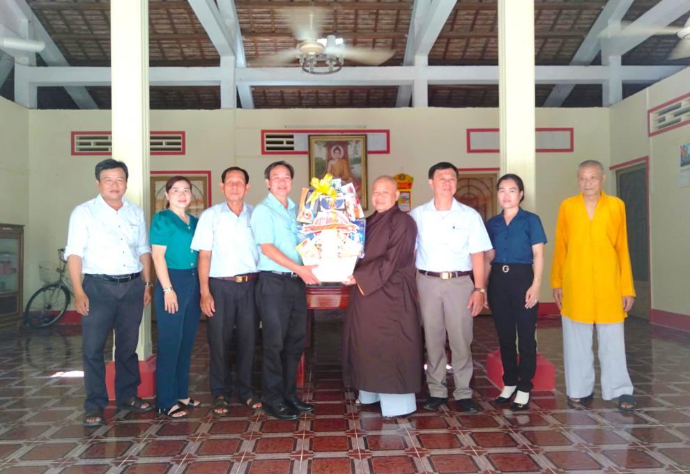 Huyện ủy, UBND huyện Chợ Mới chúc mừng Đại lễ Phật đản 