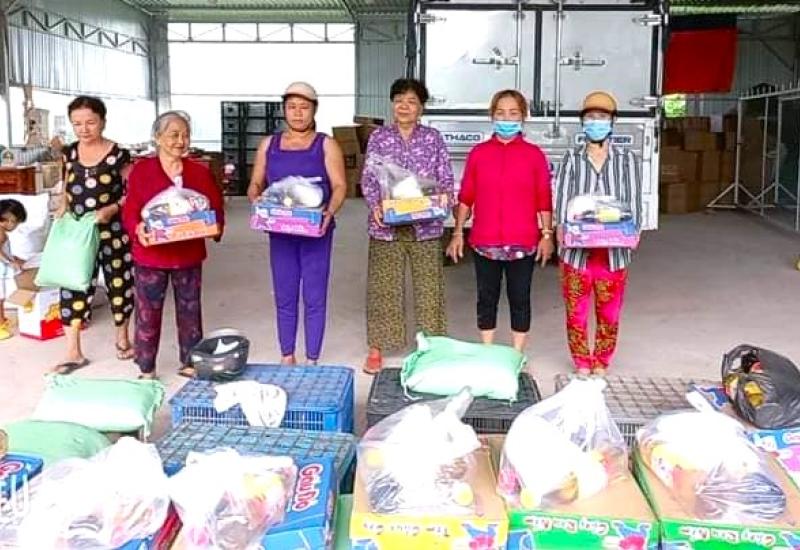 Trao quà cho hội viên phụ nữ khó khăn 