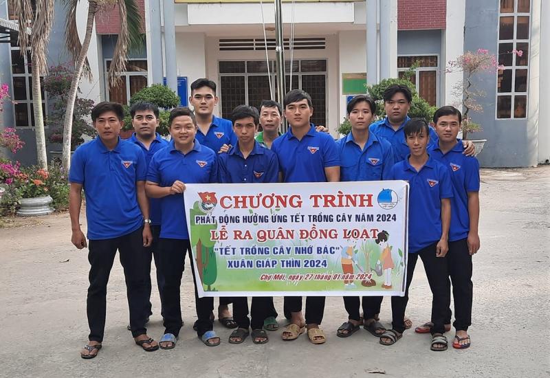 Tấn Mỹ trồng hơn 700 cây xanh các loại 