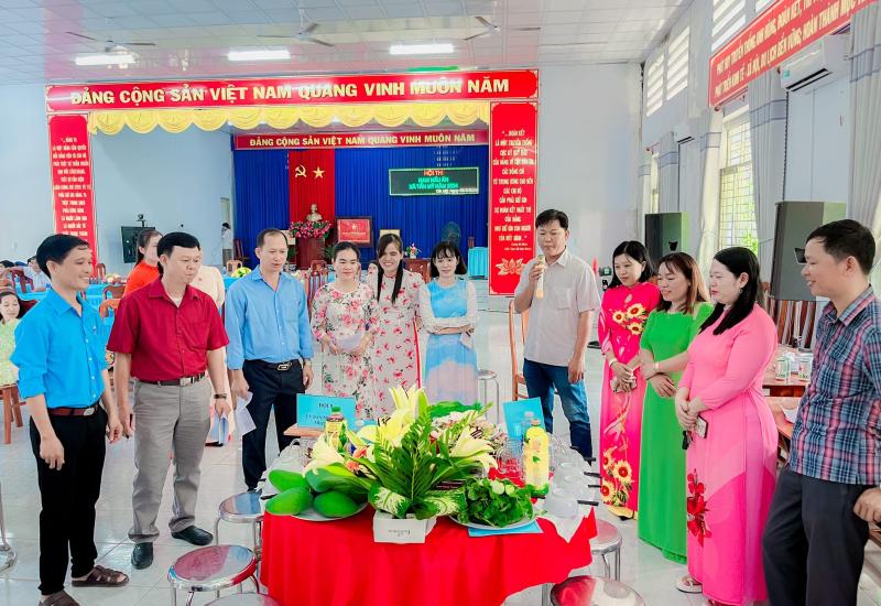 Họp mặt ngày Quốc tế Phụ nữ 08/03 