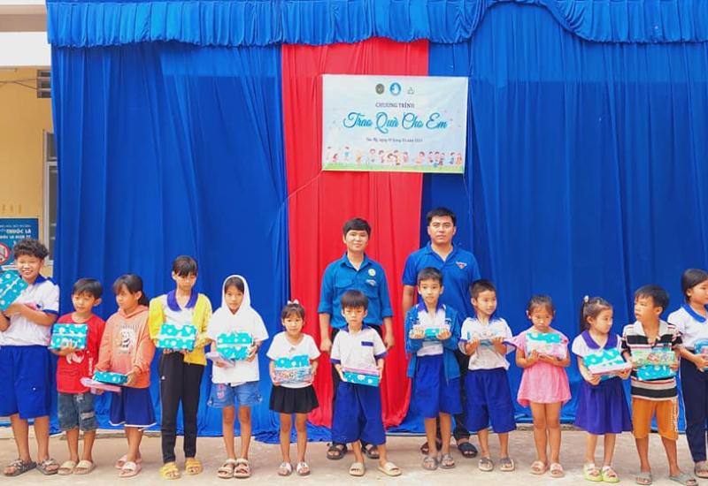 Trao quà cho em học sinh tiểu học 