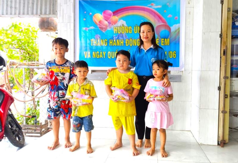 Trao quà trẻ em có hoàn cảnh khó khăn 