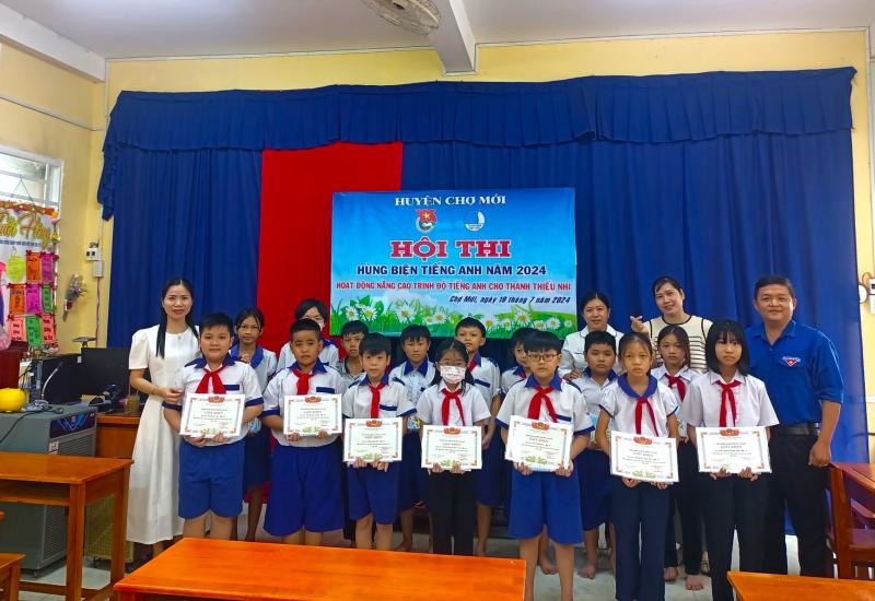 Sôi nổi hội thi hùng biện tiếng anh 