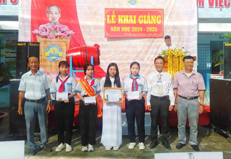Quan tâm chăm lo cho học sinh có hoàn cảnh khó khăn