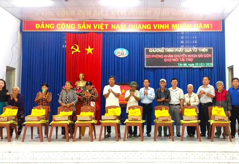 Trao 100 phần quà cho hộ nghèo 