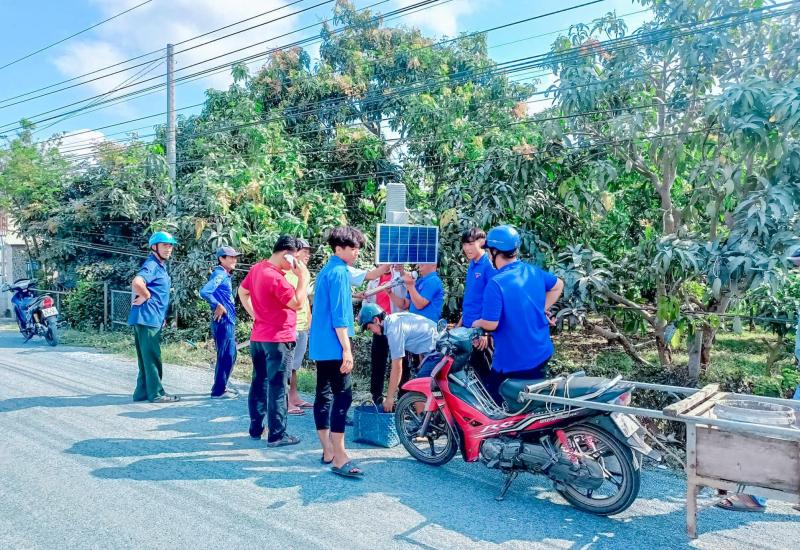 lắp đèn năng lượng mặt trời tại ấp Tấn Lợi