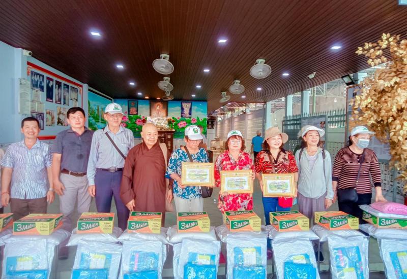 TẶNG QUÀ CHO HỘ NGHÈO, HỘ CẬN NGHÈO