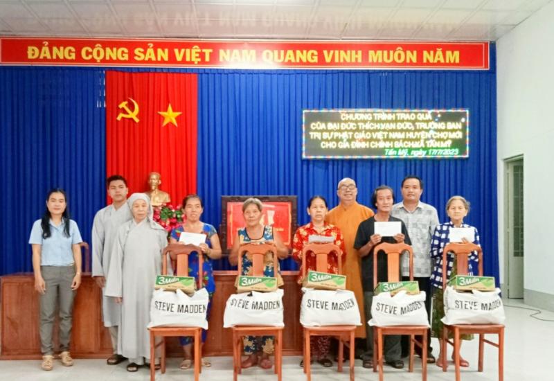 Tặng quà gia đình chính sách 