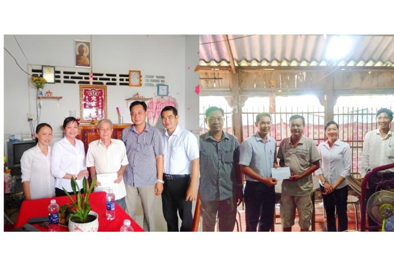 Giám đốc Trung tâm Văn hóa - Thể thao  và Truyền tranh tặng quà gia đình chính sách 