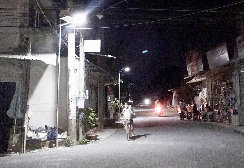 Gần 6 km lắp đèn năng lượng mặt trời 