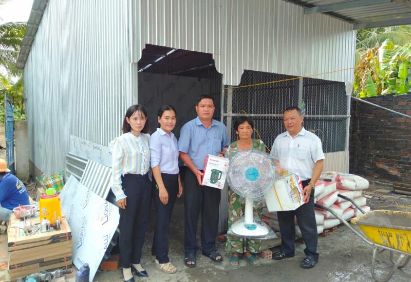 Thăm tặng quà gia đình bị hỏa hoạn
