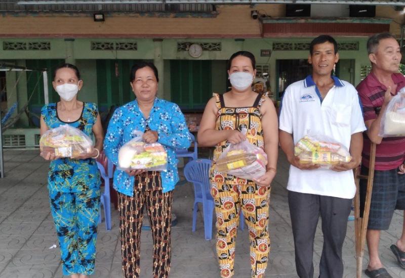Trao 55 phần quà cho hộ khó khăn