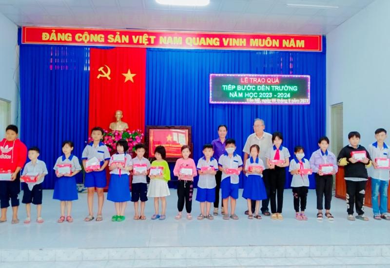 Trao quà tiếp bước đến trường năm học 2023-2024