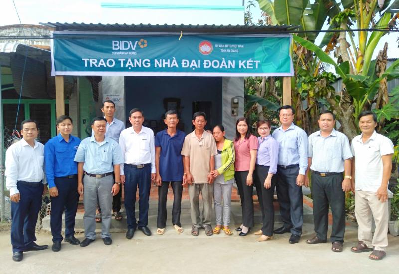 Bàn giao nhà Đại đoàn kết 