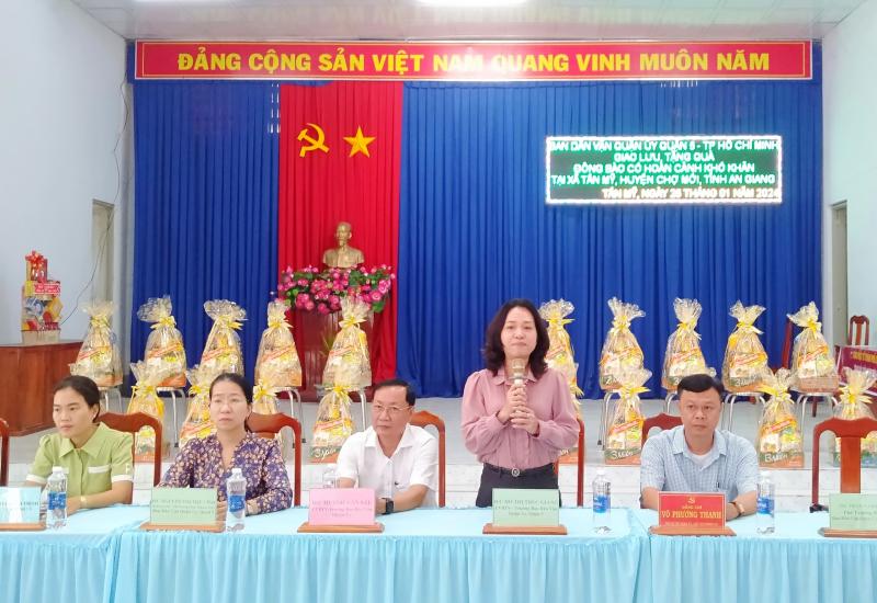 Ban Dân vận Quận ủy, Quận 5, TP. HCM  trao quà tại Chợ Mới 