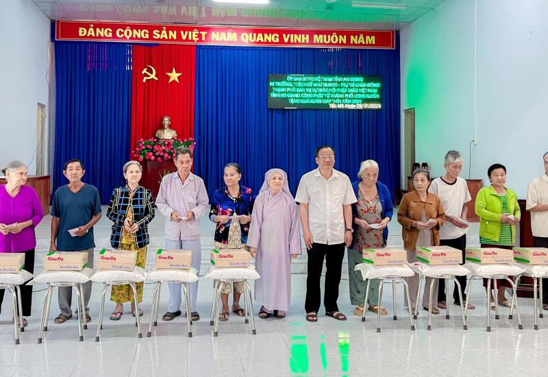 Trên 500 triệu đồng hỗ trợ quà Tết cho hộ nghèo 