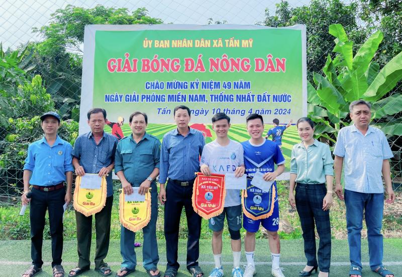 Bế mạc giải bóng đá Nông dân xã Tấn Mỹ năm 2024