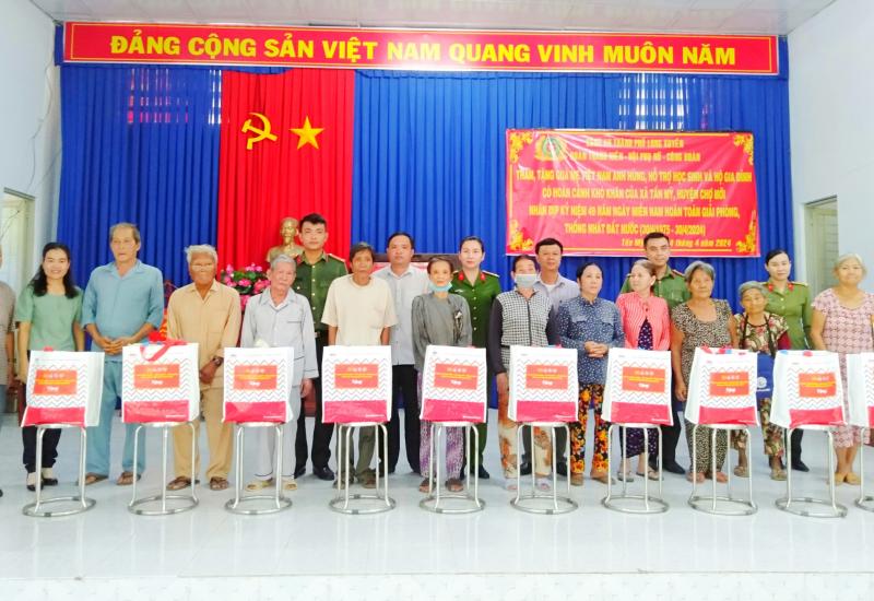 Công an Thành phố Long Xuyên trao quà cho hộ nghèo 
