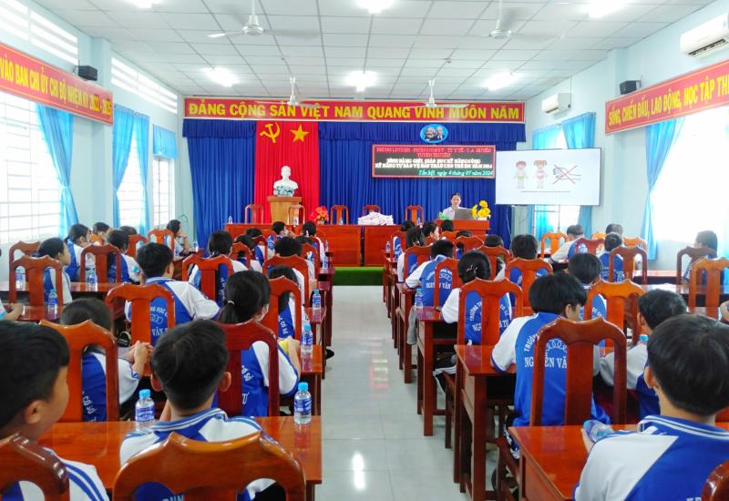 Hơn 120 học sinh tham dự buổi tuyên truyền 