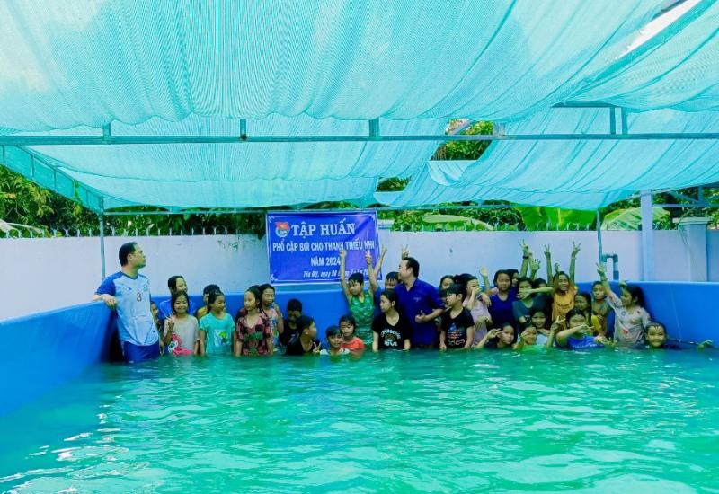 Sôi nổi lớp phổ cập bơi dịp hè 