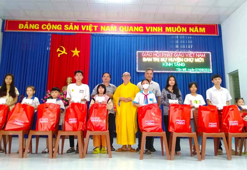 Ban trị sự huyện trao quà cho hộ nghèo 
