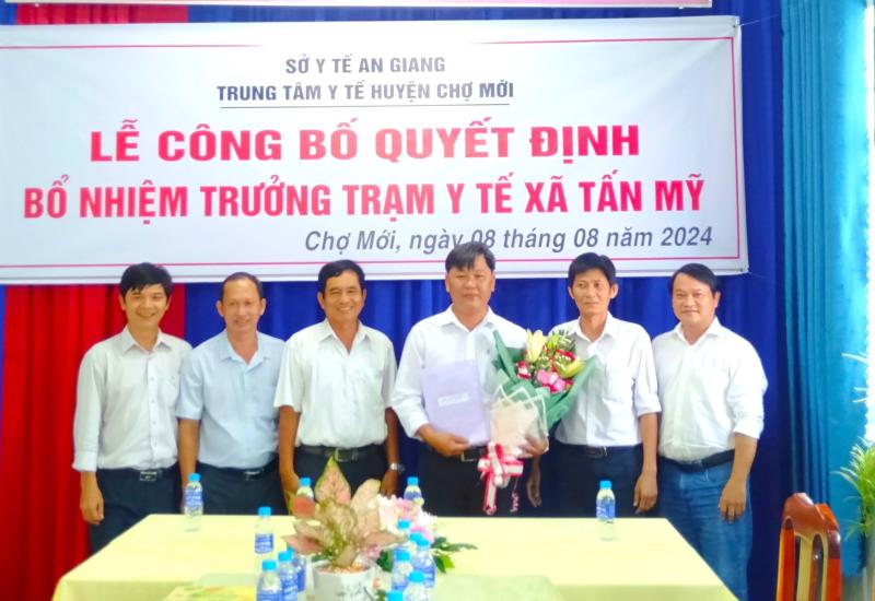 Trao Quyết định Trưởng Trạm Y tế xã Tấn Mỹ