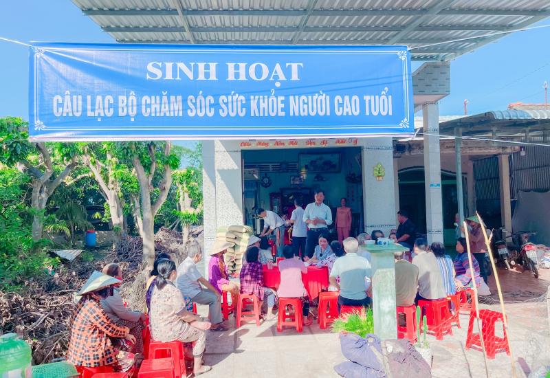 Khám điều trị bệnh và phát quà miễn phí cho người nghèo