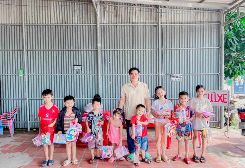 Trẻ mồ coi và khuyến tật được vui Trung thu