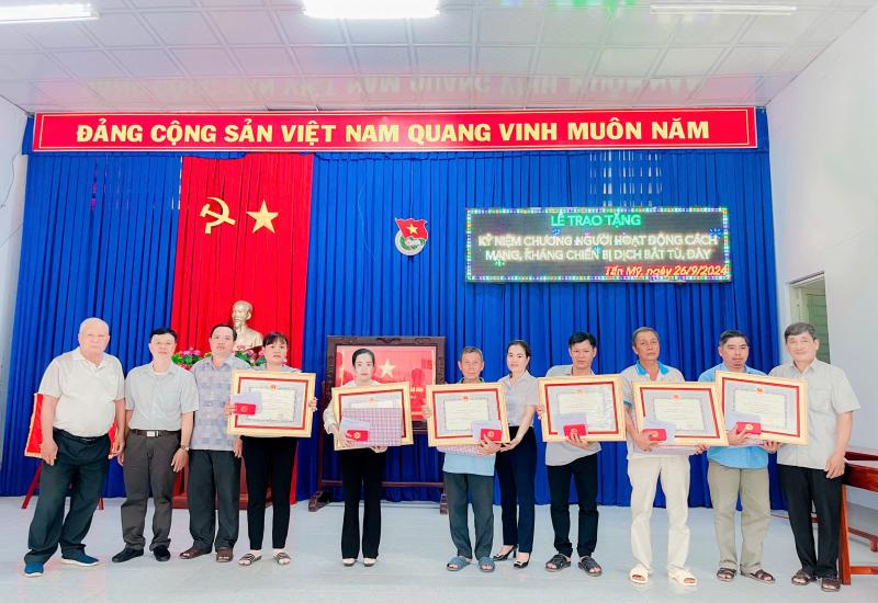 Trao tặng kỷ niệm chương cho cán bộ chiến sĩ cách mạng
