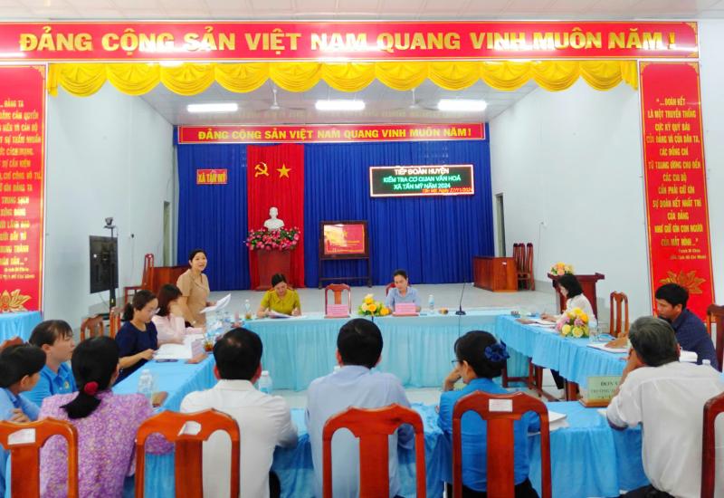 Huyện kiểm tra cơ quan, đơn vị văn hoá