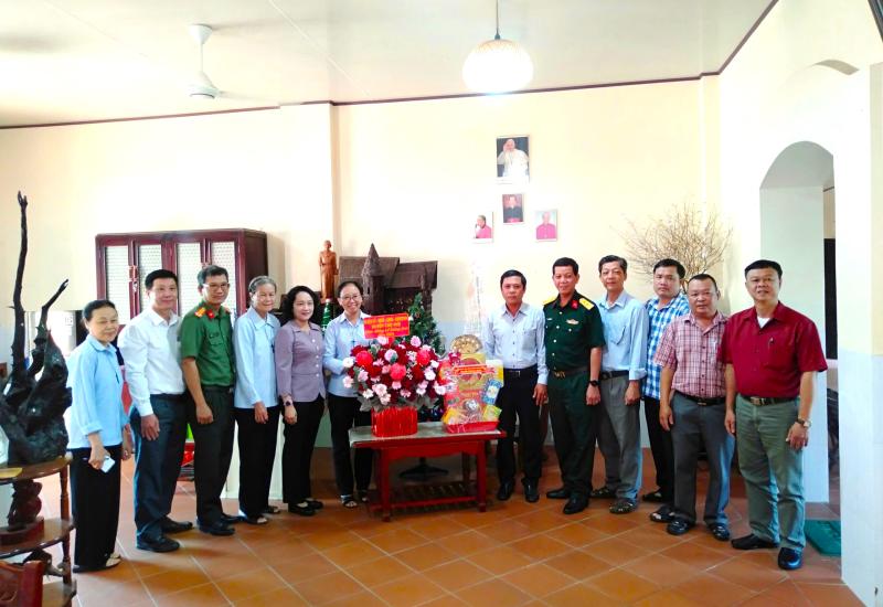 Bí thư huyện ủy thăm và chúc mừng giáng sinh 