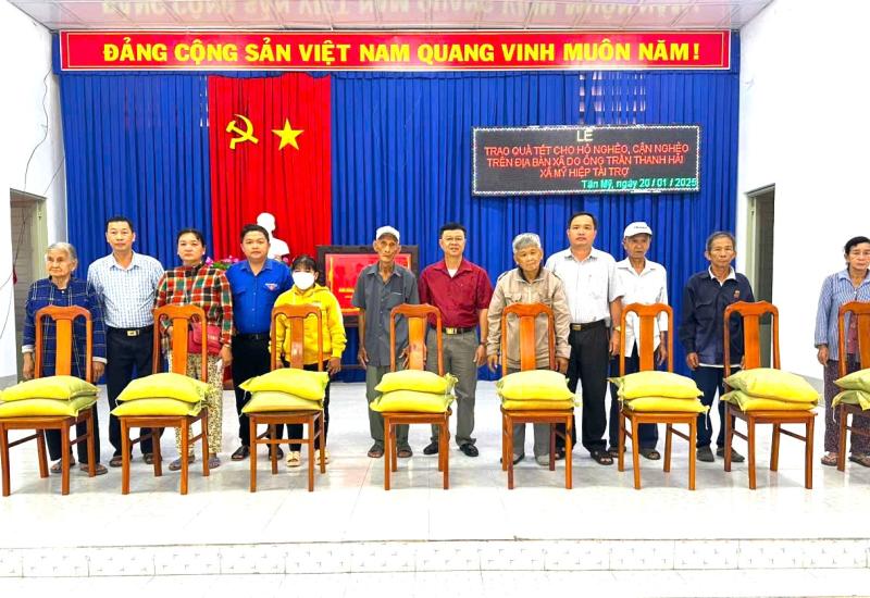 Trao 300 phần quà tết cho hộ nghèo