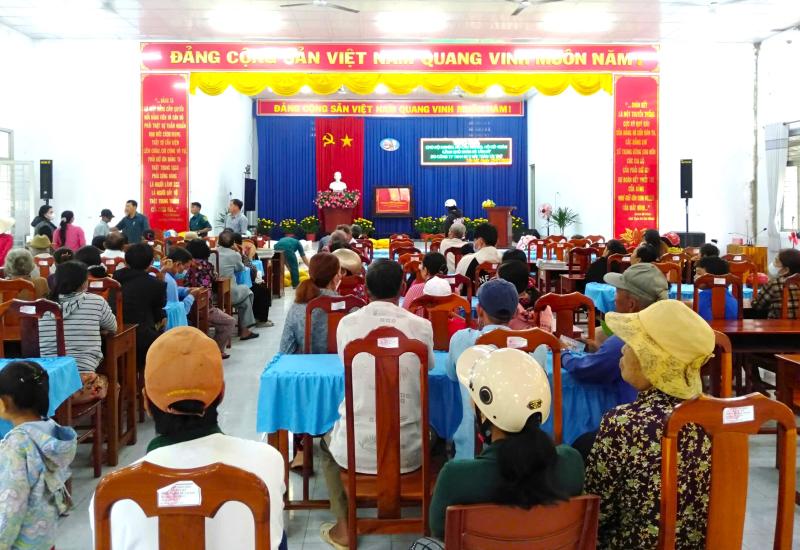 200 suất quà Xuân ý nghĩa trao cho hộ nghèo 