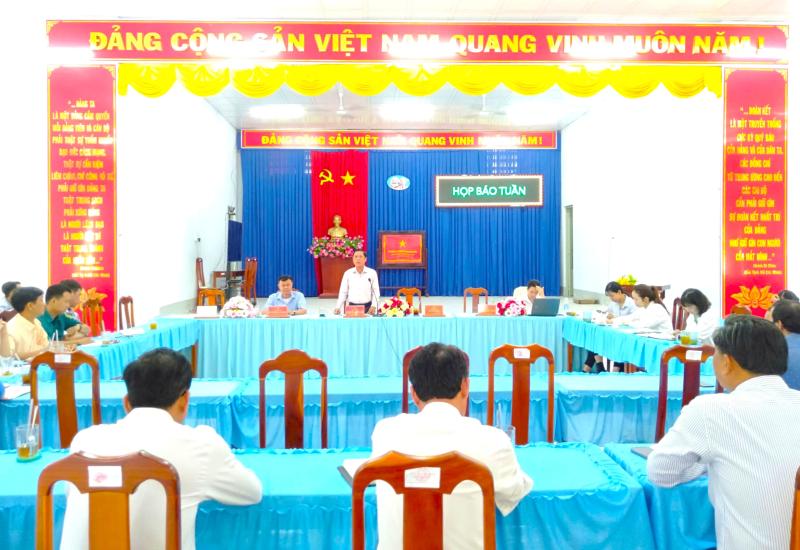 Đảng ủy chủ trì họp báo tuần 