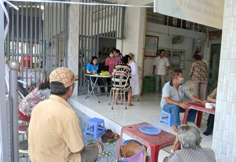 Khám bệnh và phát quà miễn phí cho người nghèo 