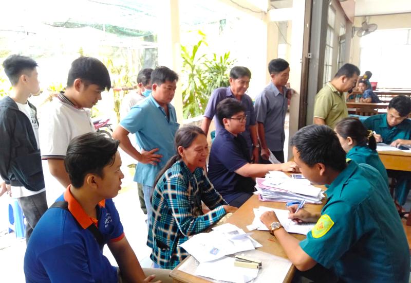 Thanh niên hăng hái đăng ký NVQS tuổi 17 