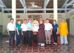 Huyện ủy, UBND huyện Chợ Mới chúc mừng Đại lễ Phật đản 